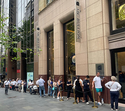 People queue to buy gold in Sydney
